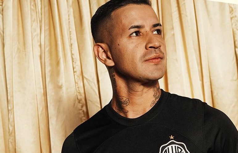 ¡Derlis González le dejó bolsa de súper a uno que duerme en las calles!