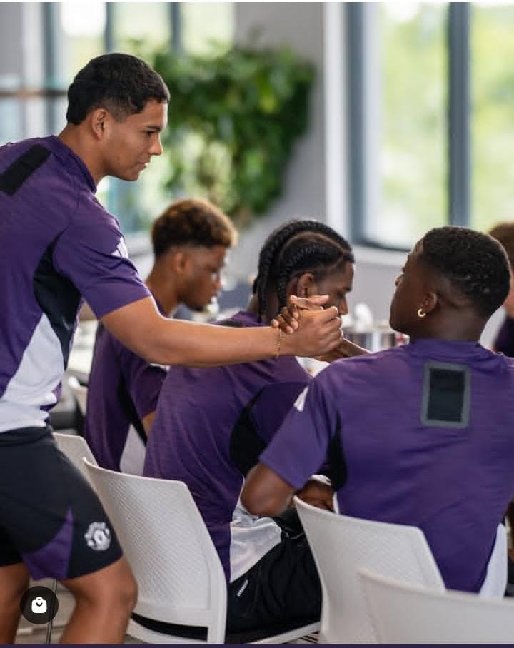 ¡Oita! Diego León hará pretemporada con plantel principal del Manchester United y fue recibido con abrazos