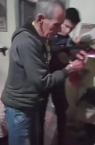 (VIDEO)Hombre apuñaló a su hijastro de 22 años tras una discusión