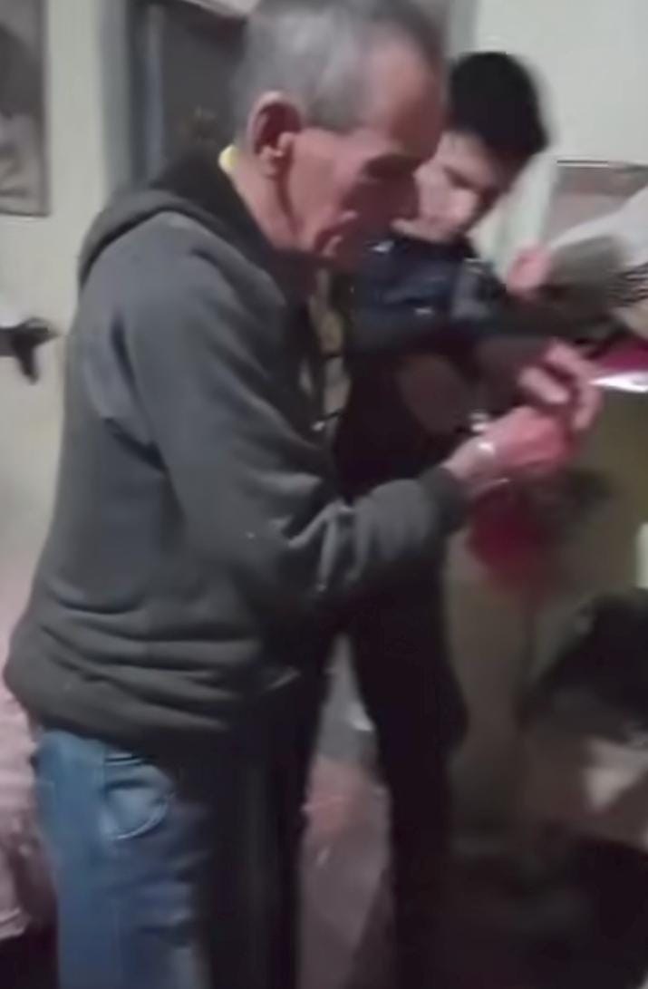 (VIDEO)Hombre apuñaló a su hijastro de 22 años tras una discusión