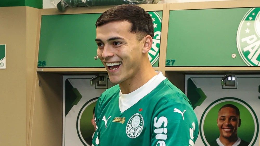 (VIDEO) ¡Atendé el pecheo que hizo Ramón Sosa al llegar al vestuario del Palmeiras!