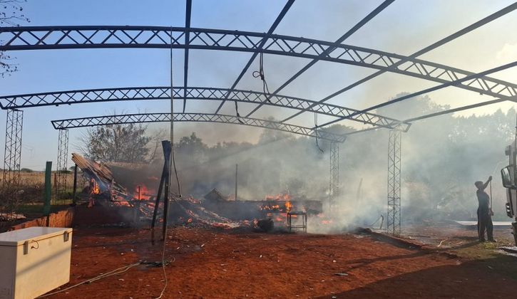 (VIDEO). Tragedia en Chakore’i: Vivienda queda reducida a cenizas
