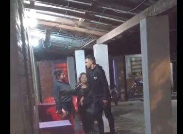 (VIDEO) Poli tatacho asustó al rollo con su arma reglamentaria