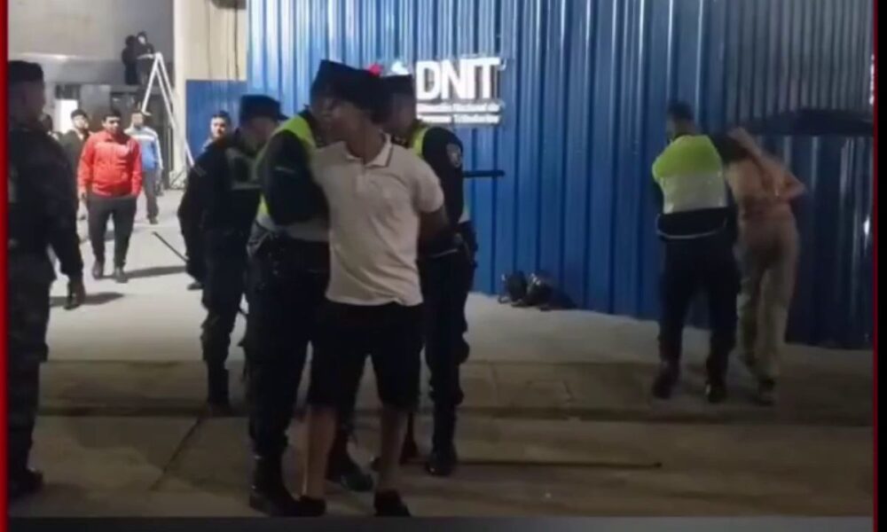 (VIDEO) ¡Primera noche de la Expo terminó en bolonqui, moquete y detenidos!