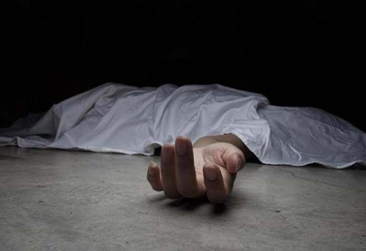 Hallan un cadáver en Sanlo y detienen a tres personas