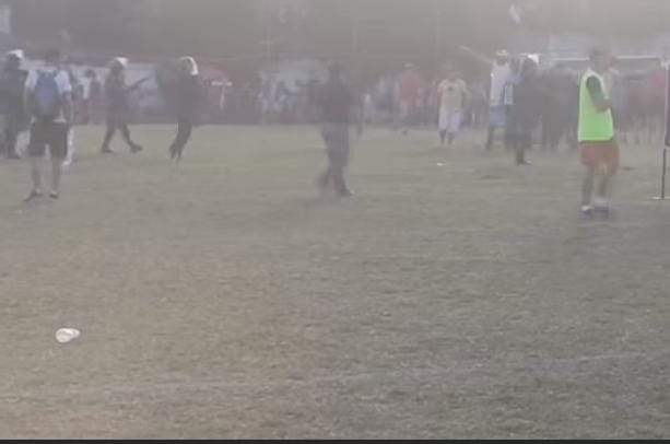 (VIDEO) Feroz pelea oiko en una final de partido en la Liga Regional de la Sud