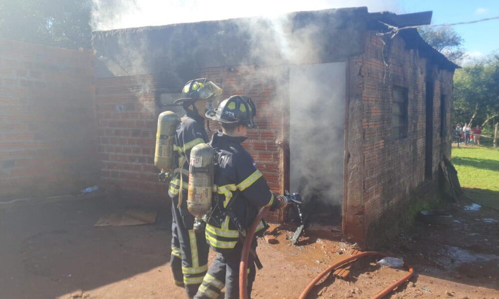 Vecinos incendiaron casa de malvivientes en Encarnación