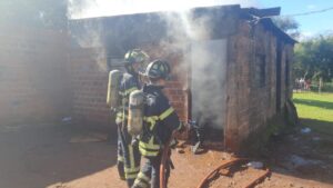 Vecinos incendiaron casa de malvivientes en Encarnación