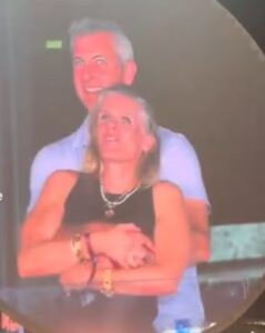 Compañía Astronomer abre investigación a su CEO sorprendido por la kiss-cam de Coldplay