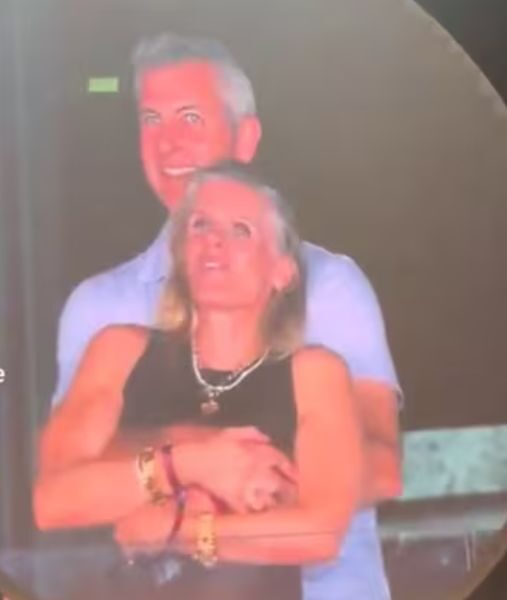 Compañía Astronomer abre investigación a su CEO sorprendido por la kiss-cam de Coldplay