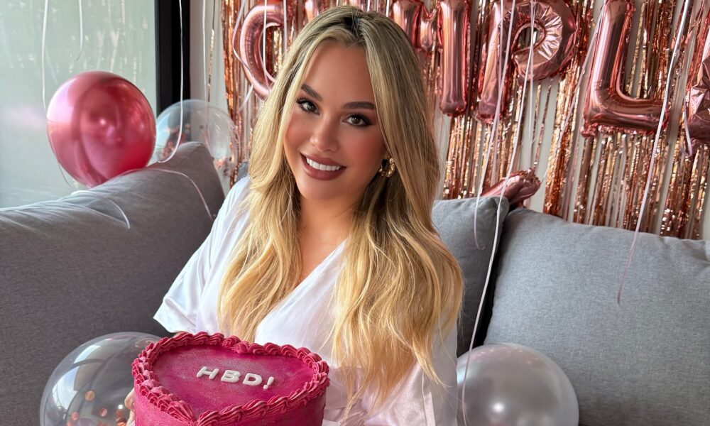 ¡Alexa celebra su cumple en bata de seda!