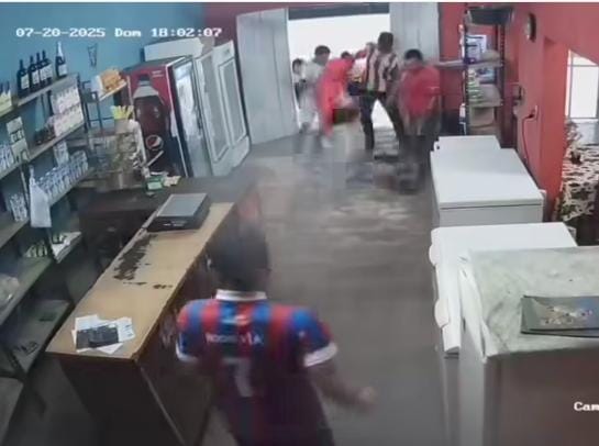 (VIDEO)Joven con antecedentes por robo fue reventado a golpes por una turba