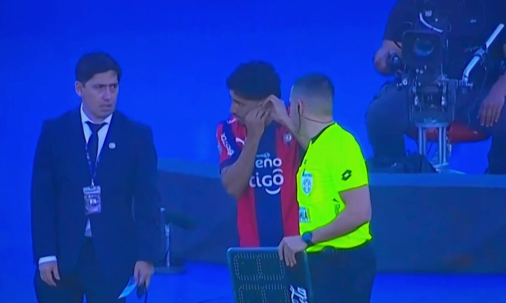 (VIDEO) ¡Indignación contra Cecilio Domínguez por el uso de aritos en la cancha!