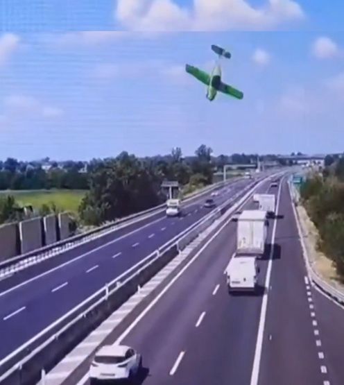 (VIDEO). Avioneta con dos personas explotó al impactar contra una autopista