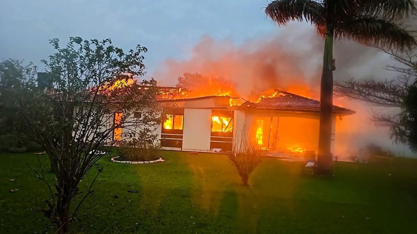 (VIDEO)Rayo incendió una vivienda y habitantes se salvaron por un pelo