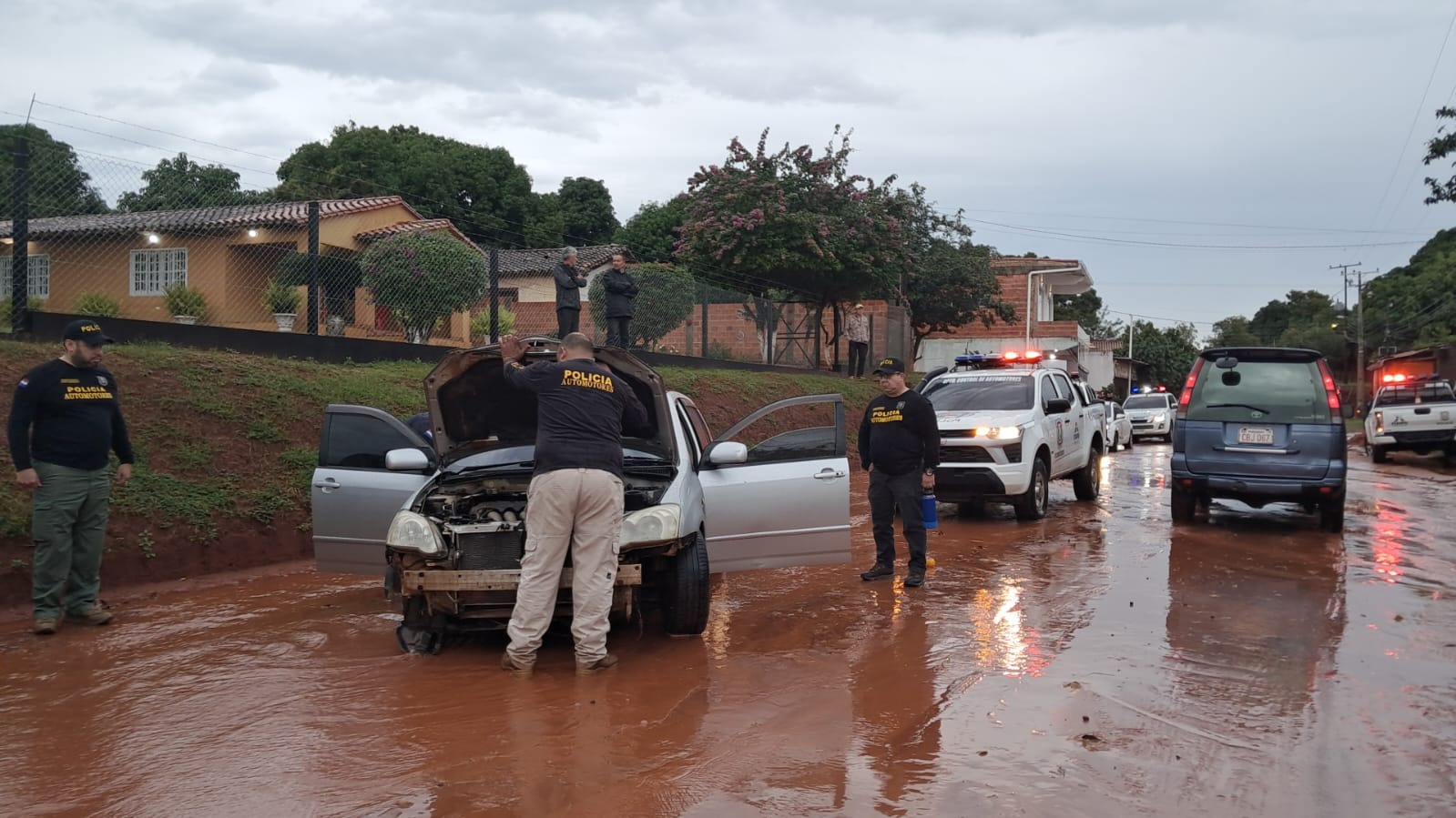 Persecución, aprehensión e incautación de varios objetos robados