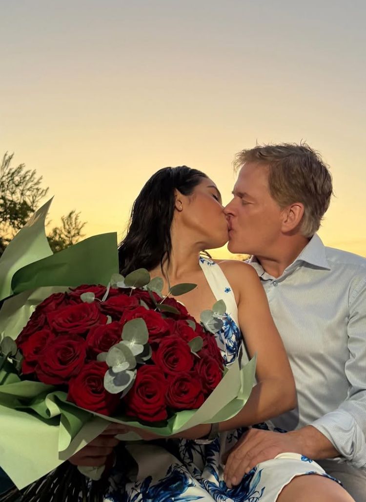 ¡Miss, feliz con su galán extranjero!