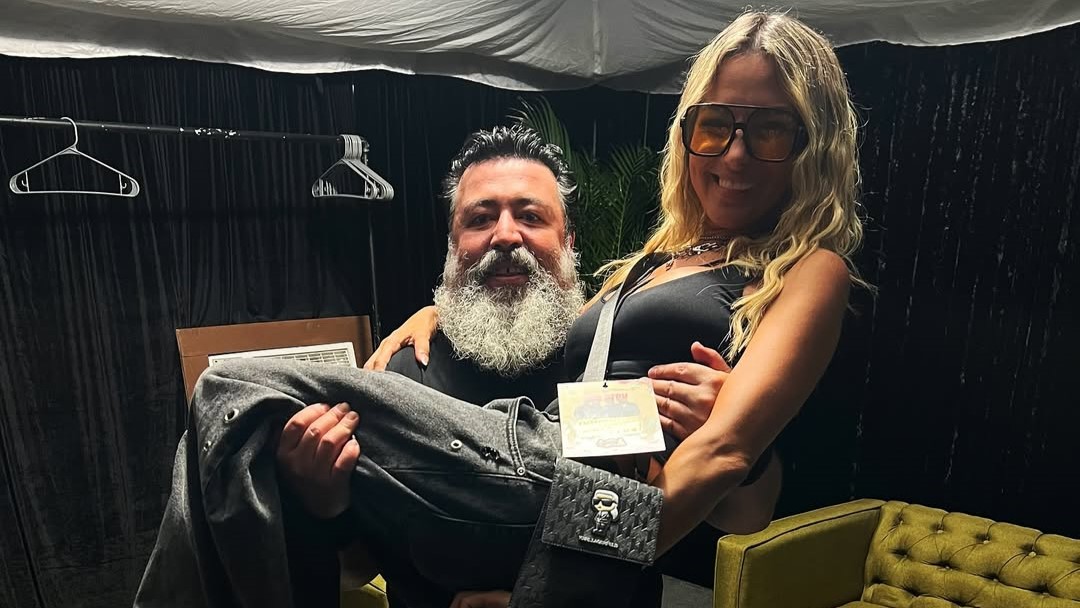 (GALERÍA)¡Exmodelo paraguaya apareció upa en los brazos de músicos de “Molotov”!