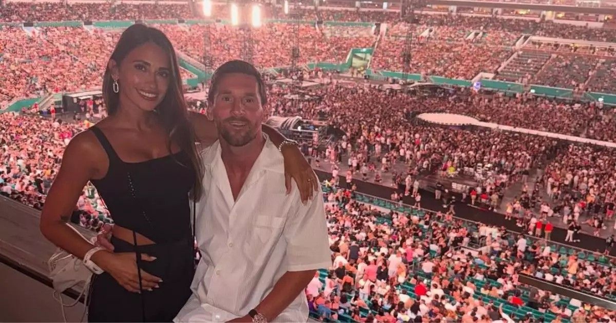 (VIDEO) ¡Atendé cómo reaccionaron Messi y su doña a la “kiss cam” en el concierto de Coldplay!