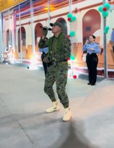 (VIDEO). Policía sorprende cantando éxitos de Lalo y se hace viral