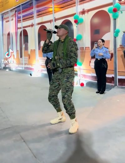 (VIDEO). Policía sorprende cantando éxitos de Lalo y se hace viral