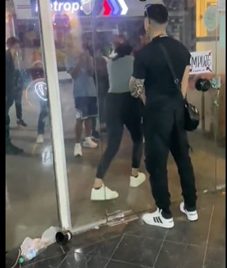 (VIDEO)Cañean al Papu por evitar fans y posar desde blindex
