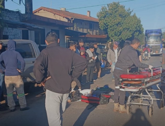 Motoqueiro ombeti contra camioneta ha amóntema