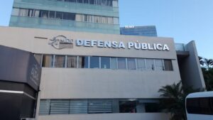 Detienen a dos arrieros por colgar carteles frente al Ministerio de Defensa Pública