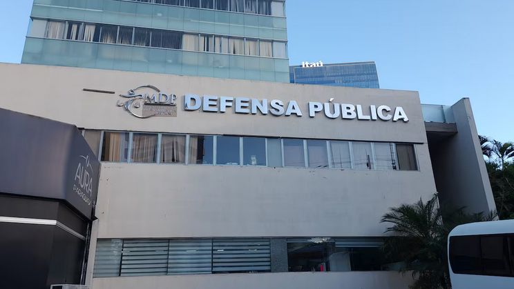 Detienen a dos arrieros por colgar carteles frente al Ministerio de Defensa Pública