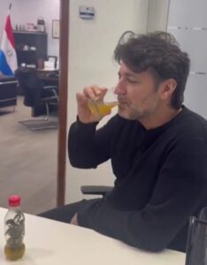 ¡Embajador de Israel le dio a los siete tragos del carrulim!