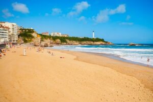 Un pueblo costero francés ruega a los turistas que no se quiten la ropa: “¡Un poco de moderación, por favor!”