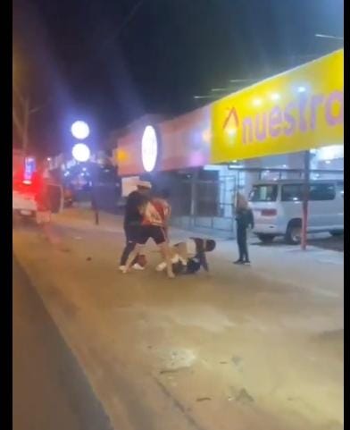 (VIDEO)Arrieros se trenzaron por una yiyi en Capiatá: ¡Novio celoso se enfureció por un piropo!