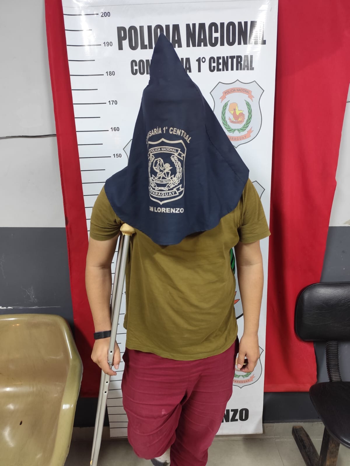 Médico se bajó con muletas y amenazó con supuesta arma a “zorro”