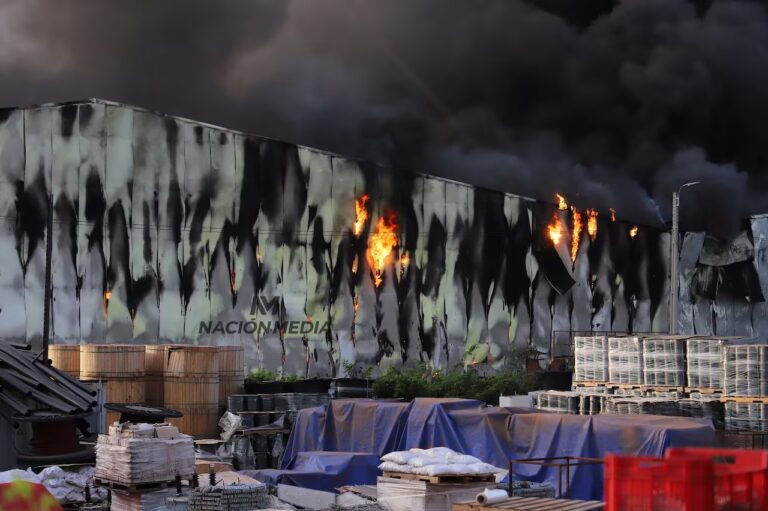 Doce depósitos afectados por incendio en el centro logístico de NSA en Luque