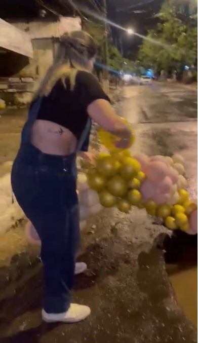 Vecinos ikuerái: “Decoraron” bache con globos frente a la casa de concejal