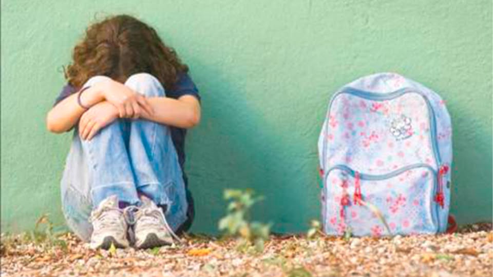 Padres denuncian a coordinador de escuela por acoso y manoseo a alumnas y directivos no accionan