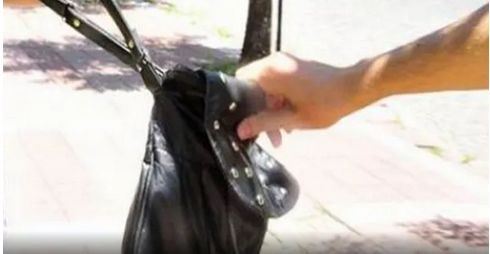 Solitario mondaha empuja a una abuelita para robarle su cartera