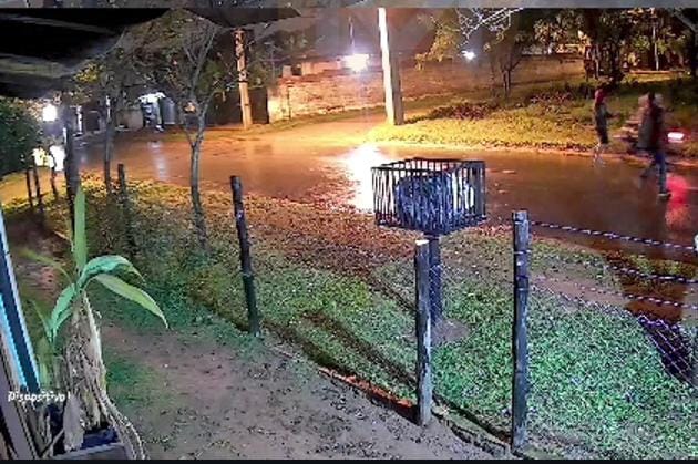 (VIDEO)¡Asaltantes tumbaron a mujer motoca en plena ruta!