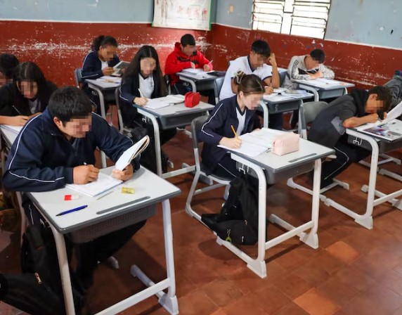 Ya entregaron el 94 % de pupitres escolares