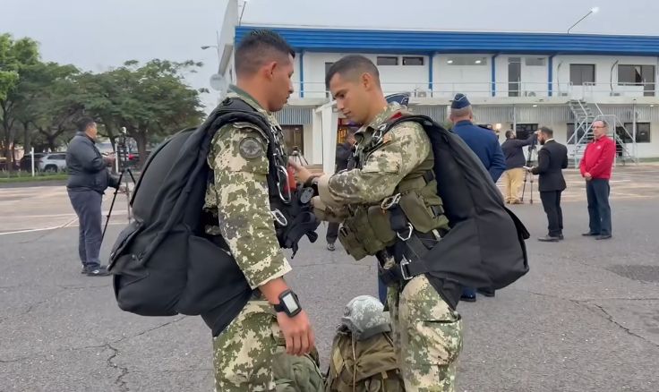 (VIDEO) Gran despliegue aérea en busca del argentino perdido en el Cerro Defensores del Chaco