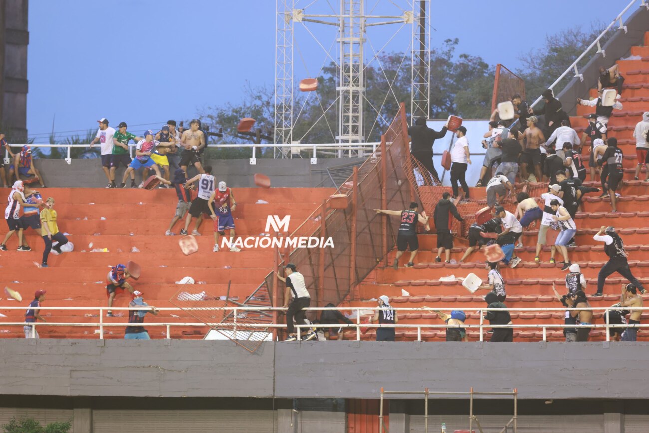 ¡Suspenden a las barras de Cerro y Olimpia por bolonqui en el clásico!