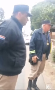Prepotente enfermera del hospital de calle’i, impidió que su auto mal estacionado no sea llevado al corralón