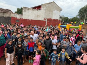 ¡Pelotero gumarelo realizó un gran festejo para los peques de su barrio!