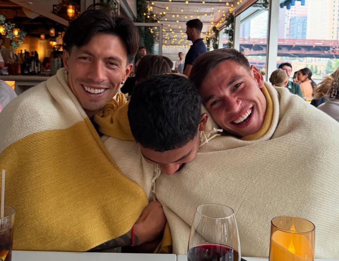 ¡Así le arropan los sudamericanos del Manchester United a Diego León!