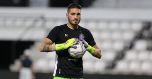 Gastón Olveira se lesionó en entrenamiento y no defenderá arco decano
