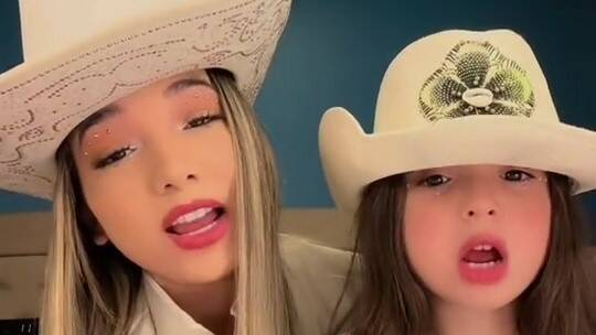 ¡El tierno momento de Marilina con su hija enseñándole guaraní!