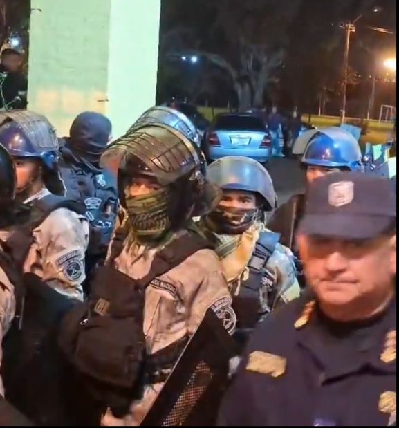 (VIDEO)Gran despliegue volái para traslados de presos en Itapúa