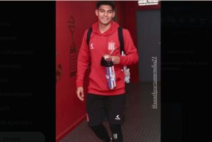 ¡Hinchas de Estudiantes le trozaron a Arza por esta foto y tuvo que pedir disculpas!