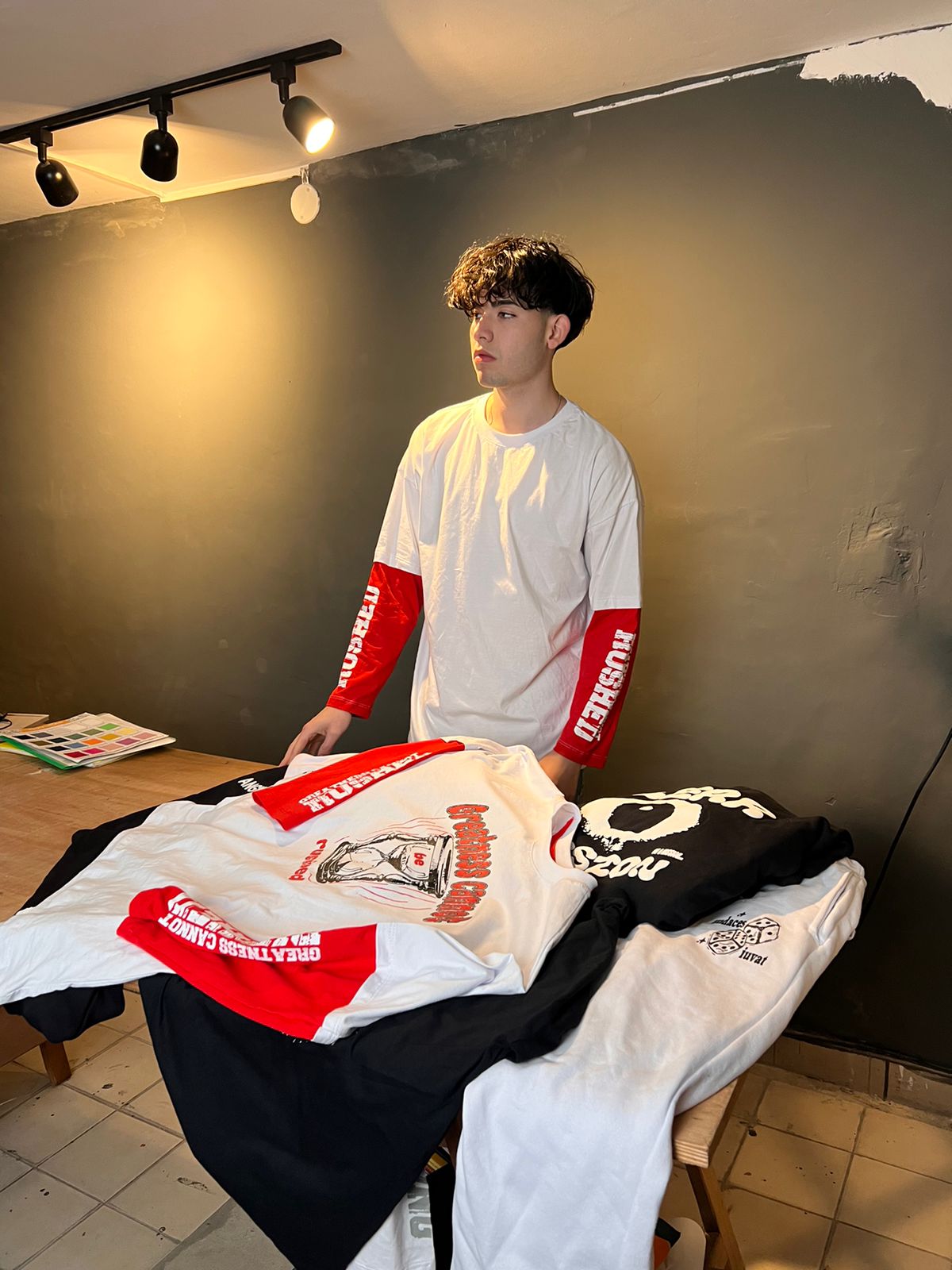 Joven lleva adelante marca de ropas con diseños creativos: “Quiero dejar un mensaje de inspiración, para conectar más con las personas”