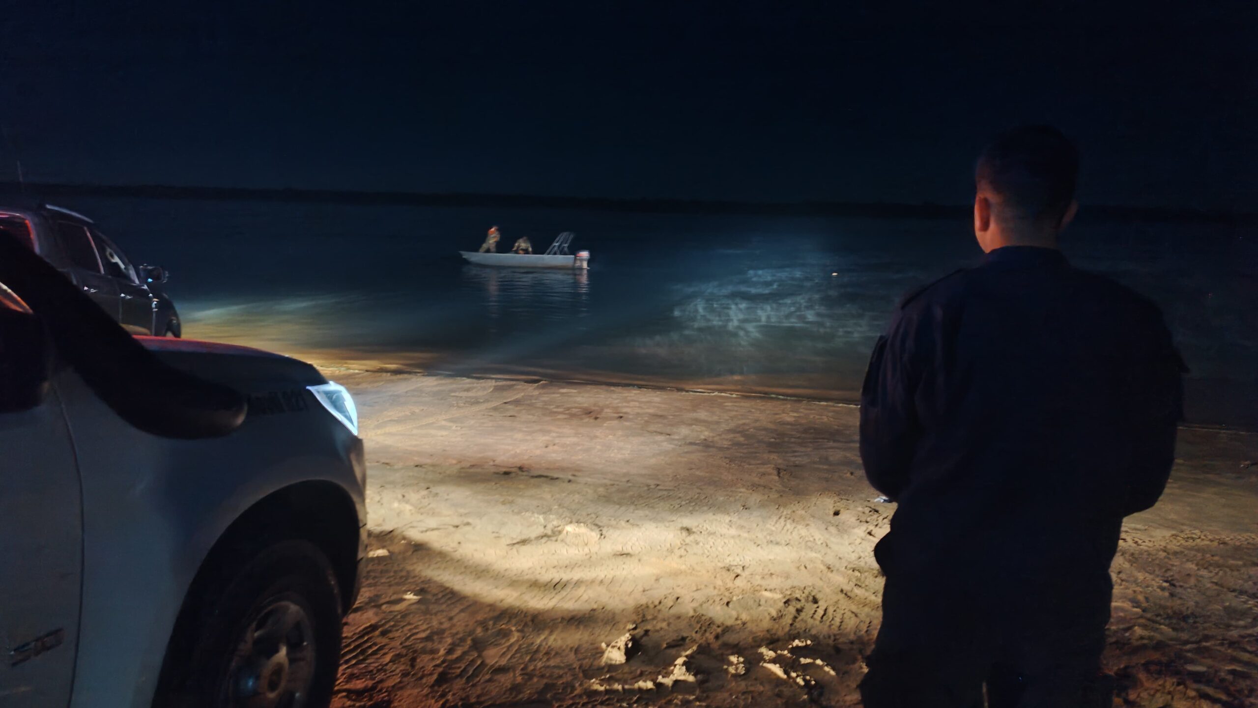 Buscan a mujer que cayó al río con todo y vehículo: Su pareja estaba con ella y aseguró que se tiró sola